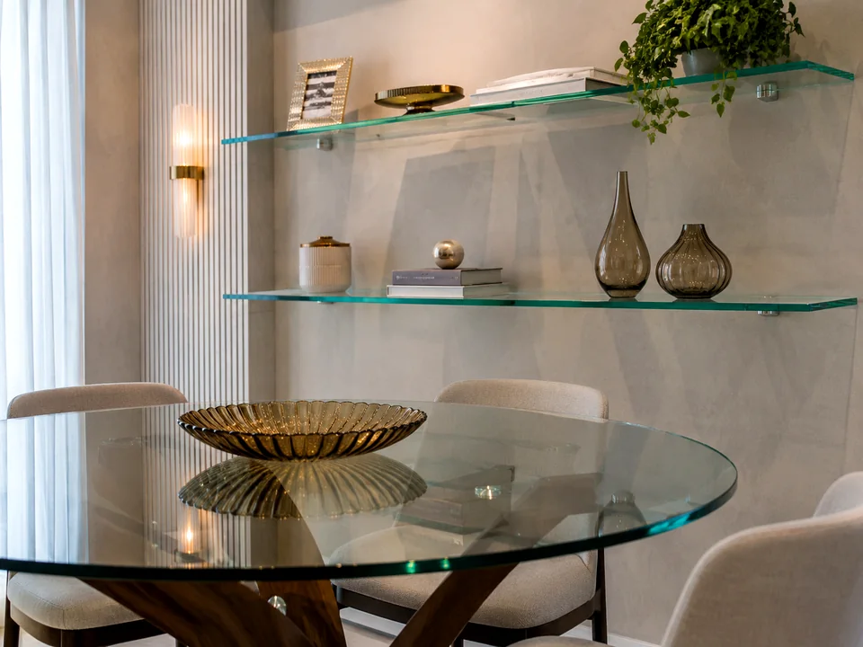 Espelho e vidro decorativo em ambiente residencial